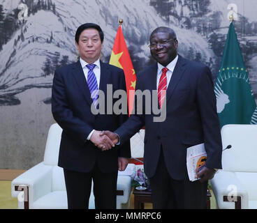 Addis Abeba, Ethiopie. Le 11 mai, 2018. Li Zhanshu (L), président du Comité permanent de l'Assemblée populaire nationale (APN), rencontre avec Thomas Kwesi Quartey, Vice-président de la Commission de l'Union africaine lors de sa visite au siège de l'UA à Addis-Abeba, Ethiopie, le 11 mai 2018. Credit : Liu Weibing/Xinhua/Alamy Live News Banque D'Images