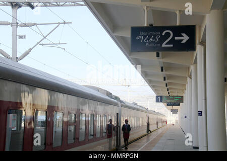 Addis Abeba, Ethiopie. Le 11 mai, 2018. Un train est sur le point de quitter une station du chemin de fer en Éthiopie Addis Abeba, capitale de l'Éthiopie, le 11 mai 2018. Les 752 km de la capitale de l'Éthiopie liens fer Addis-Abeba et la nation de la mer Rouge de Djibouti. C'est l'un des nombreux Chinois-construit et financé des projets d'infrastructure -qui ont surgi sur le continent africain au cours des dernières années. Credit : Lyu Tianran/Xinhua/Alamy Live News Banque D'Images