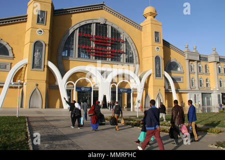 Addis Abeba, Ethiopie. Le 11 mai, 2018. Les gens marcher dans une station du chemin de fer en Éthiopie Addis Abeba, capitale de l'Éthiopie, le 11 mai 2018. Les 752 km de la capitale de l'Éthiopie liens fer Addis-Abeba et la nation de la mer Rouge de Djibouti. C'est l'un des nombreux Chinois-construit et financé des projets d'infrastructure -qui ont surgi sur le continent africain au cours des dernières années. Credit : Lyu Tianran/Xinhua/Alamy Live News Banque D'Images