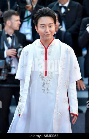 Cannes, France. 12 mai, 2018. Chanteur chinois Li Yugang pose sur le tapis rouge lors de la première du film "Les Filles du Soleil" au 71e Festival International du Film de Cannes à Cannes, France, le 12 mai 2018. Le 71e Festival International du Film de Cannes se déroule ici du 8 mai au 19 mai. Crédit : Chen Yichen/Xinhua/Alamy Live News Banque D'Images