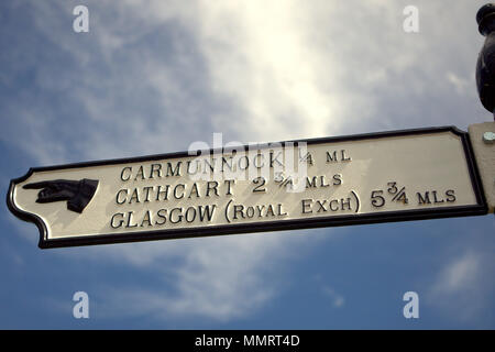 Glasgow, Écosse, Royaume-Uni 12 Mai.UK Weather : distance inscription Gala Carmunnock cathcart Day Parade a été dirigé par un pipe band (lumière du soleil ont fait de cette journée un sujet chaud, la reine était peut-être défilé dans un chariot et couronné à la place du village. Gérard Ferry/Alamy news Banque D'Images