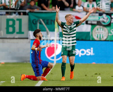 BUDAPEST, HONGRIE - 12 MAI : (r-l) Janek Sternberg de Ferencvarosi TC est en désaccord avec la décision de l'arbitre à côté de David Barczi de FC Vasas au cours de la Banque Hongroise OTP Liga match entre Ferencvarosi TC et FC Vasas de Groupama Arena le 12 mai 2018 à Budapest, Hongrie. Banque D'Images