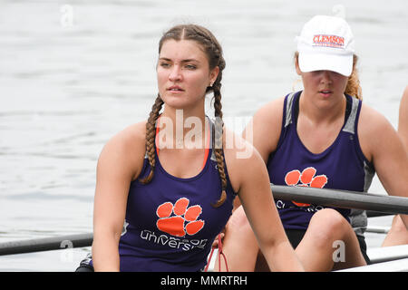 Philadelphie, Pennsylvanie, USA. 12 mai, 2018. Les rameurs de l'Université Clemson au Père Vail Regatta Le Jefferson Père Vail Regatta, maintenant dans sa 80e année, est la plus grande régate collégiale en Amérique du Nord, avec plus de 100 collèges et universités des États-Unis et du Canada qui participent à Philadelphie.PA Credit : Ricky Fitchett/ZUMA/Alamy Fil Live News Banque D'Images