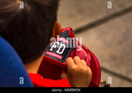 Los Angeles, Californie, USA 12 mai 2018 Un jeune pompier à regarder Los Angeles City Station de pompiers 27 faisant une démonstration d'un véhicule de sauvetage sur Fire Service 24. Credit : Chester Brown/Alamy Live News. Banque D'Images