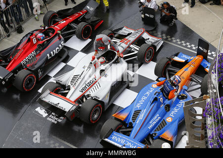 Indianapolis, Indiana, USA. 12 mai, 2018. Les voitures de course gagnant sera l'alimentation (12) de l'Australie, runner up, Scott Dixon (9) de la Nouvelle-Zélande et de la troisième place ROBERT WICKENS (6) du Canada sont garés sur le podium après l'IndyCar Grand Prix à Indianapolis Motor Speedway Course sur route dans la région de Indianapolis, Indiana. Crédit : Chris Owens Asp Inc/ASP/ZUMA/Alamy Fil Live News Banque D'Images