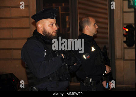 Paris, France. 12 mai, 2018. Les agents de police montent la garde à l'endroit où une agression au couteau est passé à Paris, France, 12 mai 2018. Un homme a attaqué au hasard des passants avec un couteau dans la nuit de samedi dans le centre de Paris, Préfecture de Paris a confirmé. Au moins une personne a été tuée et plusieurs autres blessées, dont deux grièvement blessés. Le couteau attaquant, pas encore identifié, a été abattu par la police. Credit : Han Bing/Xinhua/Alamy Live News Banque D'Images