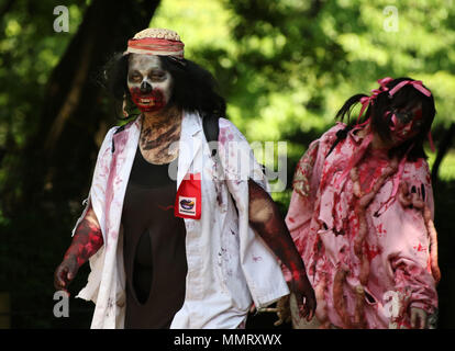 Tokyo, Japon. 12 mai, 2018. Les participants prennent part à un "zombie walk" à Tokyo, Yoyogi park le samedi 12 mai, 2018. Zombie maniacs affluent vers le parc pour un rassemblement annuel, s'habiller en costumes ensanglantés avec maquillage gore grizzly. Credit : Yoshio Tsunoda/AFLO/Alamy Live News Banque D'Images