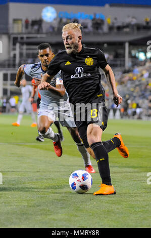 Samedi, 12 mai 2018 : Columbus Crew SC Avant Mike Grella (13) avec la balle dans la deuxième partie du match entre Chicago Fire et Columbus Crew Stadium, MAPFRE à SC à Columbus OH. Crédit Photo obligatoire : Dorn Byg/Cal Sport Media. Columbus Crew SC 3 - 0 Chicago Fire Crédit : Cal Sport Media/Alamy Live News Banque D'Images