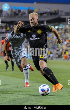 Samedi, 12 mai 2018 : Columbus Crew SC Avant Mike Grella (13) avec la balle dans la deuxième partie du match entre Chicago Fire et Columbus Crew Stadium, MAPFRE à SC à Columbus OH. Crédit Photo obligatoire : Dorn Byg/Cal Sport Media. Columbus Crew SC 3 - 0 Chicago Fire Crédit : Cal Sport Media/Alamy Live News Banque D'Images