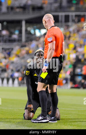 Samedi, 12 mai 2018 : Columbus Crew SC avant Gyasi Zerdes (11) reçoit un carton jaune durant la seconde moitié du match entre Chicago Fire et Columbus Crew Stadium, MAPFRE à SC à Columbus OH. Crédit Photo obligatoire : Dorn Byg/Cal Sport Media. Columbus Crew SC 3 - 0 Chicago Fire Crédit : Cal Sport Media/Alamy Live News Banque D'Images