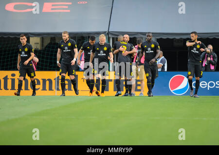 Samedi, 12 mai 2018 : Columbus Crew milieu SC Ricardo Clark (2) câlins Federico Higuain après son coup de pied de pénalité objectif dans la première moitié du match entre Chicago Fire et Columbus Crew Stadium, MAPFRE à SC à Columbus OH. Crédit Photo obligatoire : Dorn Byg/Cal Sport Media. Columbus Crew SC 1 - 0 Chicago Fire Crédit : Cal Sport Media/Alamy Live News Banque D'Images