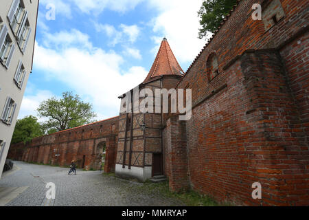 11 mai 2018, l'Allemagne, Memmingen : un tour en treillis de Memmingen's mur historique. Les murs de la ville sont d'être rénové au cours des 10 prochaines années pour un coût de 10 millions d'euros. Photo : Karl-Josef Opim/dpa dpa : Crédit photo alliance/Alamy Live News Banque D'Images