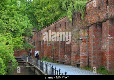 11 mai 2018, l'Allemagne, Memmingen : un cycliste à cheval le long du mur historique de Memmingen. Les murs de la ville sont d'être rénové au cours des 10 prochaines années pour un coût de 10 millions d'euros. Photo : Karl-Josef Opim/dpa dpa : Crédit photo alliance/Alamy Live News Banque D'Images