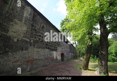 11 mai 2018, l'Allemagne, Memmingen : un parc s'étendant le long d'une section de mur de la ville historique de Memmingen dans le besoin de rénovation. Les murs de la ville sont d'être rénové au cours des 10 prochaines années pour un coût de 10 millions d'euros. Photo : Karl-Josef Opim/dpa dpa : Crédit photo alliance/Alamy Live News Banque D'Images