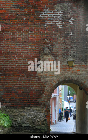 11 mai 2018, l'Allemagne, Memmingen Memmingen : historique du besoin de réparation de mur à côté de la porte d'Ulm. Les murs de la ville sont d'être rénové au cours des 10 prochaines années pour un coût de 10 millions d'euros. Photo : Karl-Josef Opim/dpa dpa : Crédit photo alliance/Alamy Live News Banque D'Images