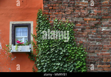 11 mai 2018, l'Allemagne, Memmingen : Une petite maison construite contre le mur historique de Memmingen en regard de la Hexenturm (Tour des Sorcières). Les murs de la ville sont d'être rénové au cours des 10 prochaines années pour un coût de 10 millions d'euros. Photo : Karl-Josef Opim/dpa dpa : Crédit photo alliance/Alamy Live News Banque D'Images