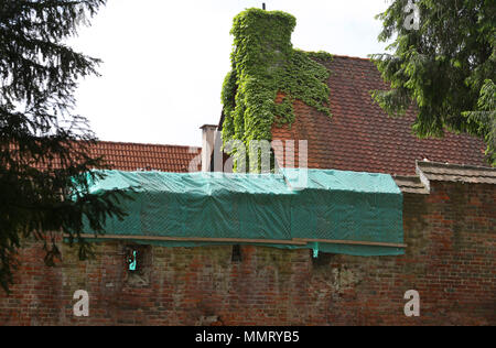 11 mai 2018, l'Allemagne, Memmingen Memmingen : historique du besoin de réparation de mur à côté de la porte d'Ulm. Les murs de la ville sont d'être rénové au cours des 10 prochaines années pour un coût de 10 millions d'euros. Photo : Karl-Josef Opim/dpa dpa : Crédit photo alliance/Alamy Live News Banque D'Images