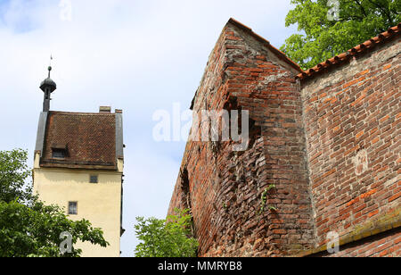 11 mai 2018, l'Allemagne, Memmingen Memmingen : historique du besoin de réparation de mur à côté de la porte d'Ulm. Les murs de la ville sont d'être rénové au cours des 10 prochaines années pour un coût de 10 millions d'euros. Photo : Karl-Josef Opim/dpa dpa : Crédit photo alliance/Alamy Live News Banque D'Images