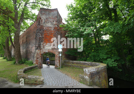 11 mai 2018, l'Allemagne, Memmingen : un cycliste, équitation sous l'Luginsland Tour de Memmingen's mur historique. Les murs de la ville sont d'être rénové au cours des 10 prochaines années pour un coût de 10 millions d'euros. Photo : Karl-Josef Opim/dpa dpa : Crédit photo alliance/Alamy Live News Banque D'Images