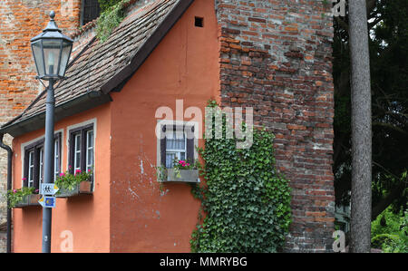 11 mai 2018, l'Allemagne, Memmingen : Une petite maison construite contre le mur historique de Memmingen en regard de la Hexenturm (Tour des Sorcières). Les murs de la ville sont d'être rénové au cours des 10 prochaines années pour un coût de 10 millions d'euros. Photo : Karl-Josef Opim/dpa dpa : Crédit photo alliance/Alamy Live News Banque D'Images