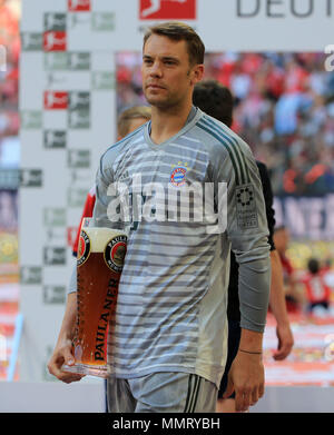 Munich, Allemagne. 12 mai, 2018. Le Bayern Munich Manuel Neuer réagit au cours de la cérémonie après la Bundesliga match entre le Bayern Munich et le VfB Stuttgart, à Munich, Allemagne, le 12 mai 2018. Crédit : Philippe Ruiz/Xinhua/Alamy Live News Banque D'Images