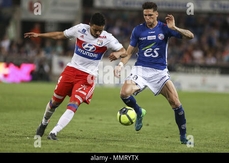 Strasbourg, France. 12 mai, 2018. Pereira da Silva Rafael (L) et Martin Jonas (R) en action au cours de l'anglais L1 match de football entre Strasbourg (RCSA) et Lyon (OL) au stade de la Meinau.Score final : Elyxandro Crédit Cegarra SOPA/Images/ZUMA/Alamy Fil Live News Banque D'Images