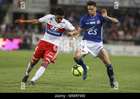 Strasbourg, France. 12 mai, 2018. Pereira da Silva Rafael (L) et Martin Jonas (R) en action au cours de l'anglais L1 match de football entre Strasbourg (RCSA) et Lyon (OL) au stade de la Meinau.Score final : Elyxandro Crédit Cegarra SOPA/Images/ZUMA/Alamy Fil Live News Banque D'Images