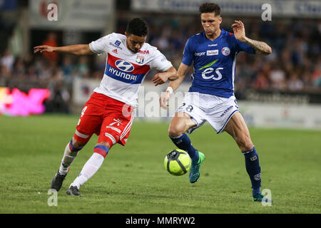 Strasbourg, France. 12 mai, 2018. Pereira da Silva Rafael (L) et Martin Jonas (R) en action au cours de l'anglais L1 match de football entre Strasbourg (RCSA) et Lyon (OL) au stade de la Meinau. Score final 3 - 2 Strasbourg (Lyon) Credit : SOPA/Alamy Images Limited Live News Banque D'Images