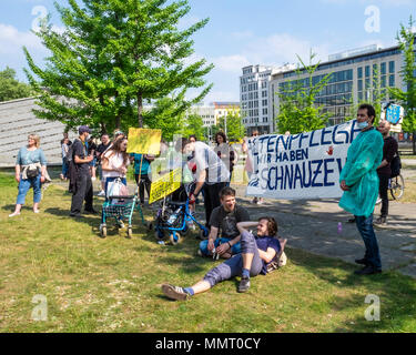 Allemagne, Berlin, Mitte, 12 mai 2018. "Marche pour l'Care' démonstration sur Journée internationale des soins. Les infirmières, les stagiaires et les soignants se sont réunis à Invalidenpark à Berlin et passés devant le ministère fédéral de la Santé sur la Journée internationale des soins, les protestataires manifestaient pour des conditions décentes et de l'éducation pour permettre aux infirmières d'offrir des soins de grande qualité. Il y a environ 35000 postes d'infirmières en Allemagne et les cliniques ont à se tourner vers l'étranger pour le personnel formé. Credit : Eden Breitz/Alamy Live News Banque D'Images