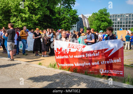 Allemagne, Berlin, Mitte, 12 mai 2018. "Marche pour l'Care' démonstration sur Journée internationale des soins. Les infirmières, les stagiaires et les soignants se sont réunis à Invalidenpark à Berlin et passés devant le ministère fédéral de la Santé sur la Journée internationale des soins, les protestataires manifestaient pour des conditions décentes et de l'éducation pour permettre aux infirmières d'offrir des soins de grande qualité. Il y a environ 35000 postes d'infirmières en Allemagne et les cliniques ont à se tourner vers l'étranger pour le personnel formé. Credit : Eden Breitz/Alamy Live News Banque D'Images