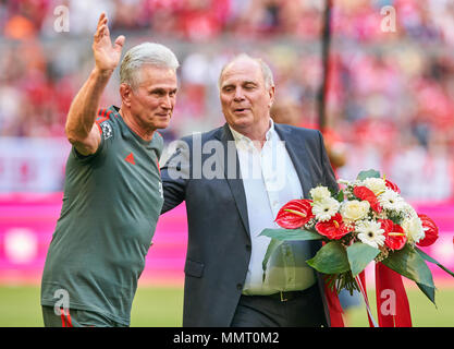 Munich, Allemagne.. 12 mai, 2018. Football FC Bayern Munich, Munich, 12 mai 2018 Célébration Trophée Uli Hoeness (FCB Président ), Formateur coach Jupp HEYNCKES (FCB) gagnante du championnat allemand Cérémonie Célébration FC BAYERN MUNICH - VFB STUTTGART 1-4 1.ligue de soccer allemand , Munich, 12 mai 2018, la saison 2017-2018 © Peter Schatz / Alamy Live News Crédit : Peter Schatz/Alamy Live News Banque D'Images