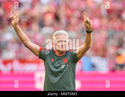 Munich, Allemagne.. 12 mai, 2018. Football FC Bayern Munich, Munich, 12 mai 2018 Célébration Trophée Uli Hoeness (FCB Président ), Formateur coach Jupp HEYNCKES (FCB) gagnante du championnat allemand Cérémonie Célébration FC BAYERN MUNICH - VFB STUTTGART 1-4 1.ligue de soccer allemand , Munich, 12 mai 2018, la saison 2017-2018 © Peter Schatz / Alamy Live News Crédit : Peter Schatz/Alamy Live News Banque D'Images