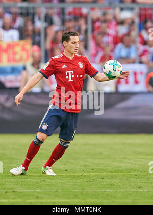 Munich, Allemagne.. 12 mai, 2018. Football FC Bayern Munich, Munich, 12 mai 2018 Sebastian RUDY, FCB 19 entraîne la balle, action, full-size, nouveau maillot 2018/2019 championnats allemands Cérémonie Célébration gagnante FC BAYERN MUNICH - VFB STUTTGART 1-4 1.ligue de soccer allemand , Munich, 12 mai 2018, la saison 2017-2018 © Peter Schatz / Alamy Live News Crédit : Peter Schatz/Alamy Live News Banque D'Images