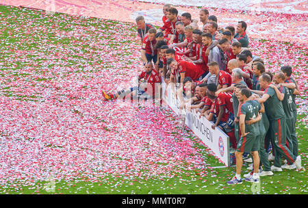 Munich, Allemagne.. 12 mai, 2018. Football FC Bayern Munich, Munich, 12 mai 2018 trophée gagnant photo avec Arturo VIDAL, FCB 23 verletzt, Robert Lewandowski, FCB 9 Joshua KIMMICH, FCB 32 Thiago ALCANTARA, FCB 6 Mats HUMMELS, FCB 5 Thomas Mueller, MÜLLER, FCB 25 Cheftrainer Jupp HEYNCKES Formateur (FCB) Co-Trainer FCB Hermann GERLAND, Peter Hermann, FCB Co-Trainer Sven ULREICH, FCB 26 Torwart. nouveau maillot 2018/2019 championnats allemands Cérémonie Célébration gagnante FC BAYERN MUNICH - VFB STUTTGART 1-4 1.ligue de soccer allemand , Munich, 12 mai 2018, la saison 2017-2018 © Peter Schatz / Alamy Live New Banque D'Images