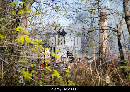 Archipel de Åland, mer Baltique, Finlande, 13 mai 2018 les pompiers ont éteint le dernier incendie de l'hôtel Godby à Godby sur l'île de Åland en Finlande (Godby Hotell en suédois). Le feu a commencé à environ 5 heures du matin et à l'heure du petit déjeuner le bâtiment était une ruine et seule la cheminée en pierre est restée. L'hôtel était vide mais d'intérêt historique car il était auparavant un hôpital fondé dans les années 1800 Il s'est avéré qu'il s'agissait d'un cas d'incendie criminel commis par des adolescents locaux. Photo : Rob Watkins/Alamy Live News Banque D'Images