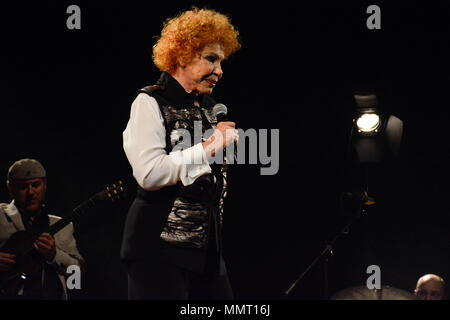 Naples, Italie. 12 mai, 2018. Ornella Vanoni est l'un des plus portés des chanteurs pop de l'Italie, elle a joué en concert au Teatro Augusteo pour sa tournée 'La mia Storia". Credit : Mariano Montella/Alamy Live News Banque D'Images