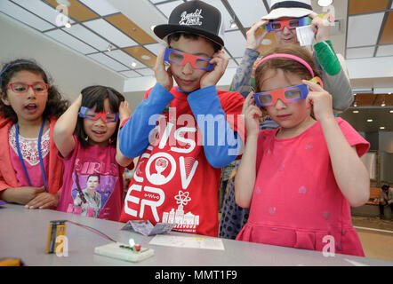 Vancouver, Canada. 12 mai, 2018. L'enfant regarde une expérience de physique au cours de la science Rendezvous événement tenu à l'Université de la Colombie-Britannique à Vancouver, Canada, le 12 mai 2018. Science Science Rendezvous est un événement avec plus de 300 événements simultanés dans différentes villes au Canada. L'événement visait à engager le public en particulier les jeunes pour susciter l'intérêt et de participer à la science. Credit : Liang Sen/Xinhua/Alamy Live News Banque D'Images