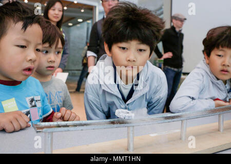 Vancouver, Canada. 12 mai, 2018. L'enfant regarde une expérience au cours de la science Rendezvous événement tenu à l'Université de la Colombie-Britannique à Vancouver, Canada, le 12 mai 2018. Science Science Rendezvous est un événement avec plus de 300 événements simultanés dans différentes villes au Canada. L'événement visait à engager le public en particulier les jeunes pour susciter l'intérêt et de participer à la science. Credit : Liang Sen/Xinhua/Alamy Live News Banque D'Images