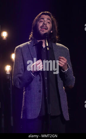 12 mai 2018, Portugal, Lisbonne : le gagnant de l'an dernier Salvador Sobral effectue lors de la finale du 63e Concours Eurovision de la chanson. Photo : Jörg Carstensen/dpa Banque D'Images