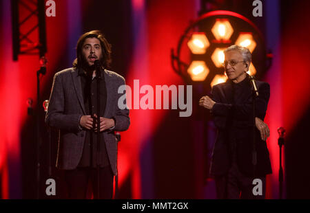 12 mai 2018, Portugal, Lisbonne : le gagnant de l'an dernier Salvador Sobral (l) et chanteur brésilien Caetano Veloso effectuer lors de la finale du 63e Concours Eurovision de la chanson. Photo : Jörg Carstensen/dpa Banque D'Images