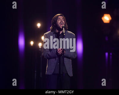 12 mai 2018, Portugal, Lisbonne : le gagnant de l'an dernier Salvador Sobral effectue lors de la finale du 63e Concours Eurovision de la chanson. Photo : Jörg Carstensen/dpa Banque D'Images