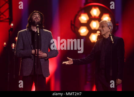12 mai 2018, Portugal, Lisbonne : le gagnant de l'an dernier Salvador Sobral (l) et chanteur brésilien Caetano Veloso effectuer lors de la finale du 63e Concours Eurovision de la chanson. Photo : Jörg Carstensen/dpa Banque D'Images