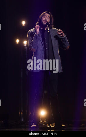 12 mai 2018, Portugal, Lisbonne : le gagnant de l'an dernier Salvador Sobral effectue lors de la finale du 63e Concours Eurovision de la chanson. Photo : Jörg Carstensen/dpa Banque D'Images