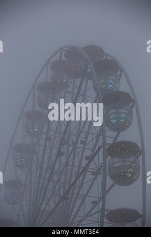 13 mai 2018, Nuerburg, Allemagne : la grande roue, qui a été construit pour les 24 heures du Nürburgring site, tourne dans un épais brouillard. La course a dû être interrompue en raison de la météo. Photo : Thomas Frey/dpa dpa : Crédit photo alliance/Alamy Live News Banque D'Images