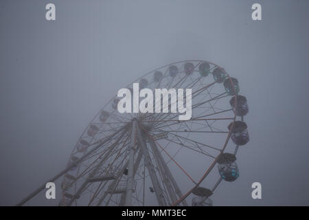 13 mai 2018, Nuerburg, Allemagne : la grande roue, qui a été construit pour les 24 heures du Nürburgring site, tourne dans un épais brouillard. La course a dû être interrompue en raison de la météo. Photo : Thomas Frey/dpa dpa : Crédit photo alliance/Alamy Live News Banque D'Images