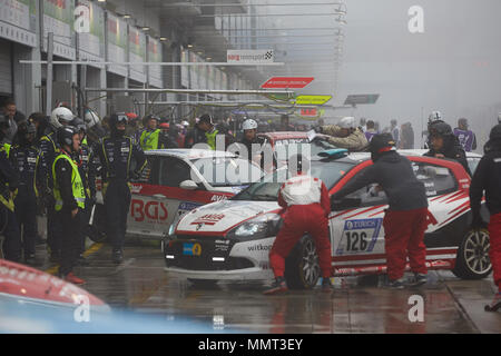 13 mai 2018, Nuerburg, Allemagne : les véhicules entrant dans la voie des stands, après l'interruption de la course 24 heures sur Nuerburging, en raison de fortes pluies et du brouillard. Photo : Thomas Frey/dpa dpa : Crédit photo alliance/Alamy Live News Banque D'Images