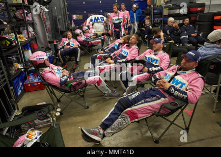 13 mai 2018, Nuerburg, Allemagne : un pit crew est au repos dans la fosse pendant la course de 24 heures à l'anneau de Nürburg. Photo : Thomas Frey/dpa dpa : Crédit photo alliance/Alamy Live News Banque D'Images