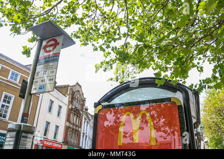 London UK. Le 13 mai 2018. Un repas bon marché McDonalds annoncé sur un arrêt de bus à Wimbledon. Le maire de Londres Sadiq Khan a établi des plans visant à interdire la malbouffe advertsing sur TFL le métro de Londres et les bus afin de réduire le problème croissant de l'obésité infantile : Crédit amer ghazzal/Alamy Live News Banque D'Images