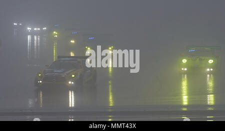 13 mai 2018, Nuerburg, Allemagne : malgré la pluie et brouillard, la grille de la course de 24 heures à l'anneau de Nuerburg reprend la course après une courte pause. Photo : Thomas Frey/dpa dpa : Crédit photo alliance/Alamy Live News Banque D'Images