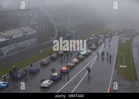 13 mai 2018, Nuerburg, Allemagne : malgré la pluie et brouillard, la grille de la course de 24 heures à l'anneau de Nuerburg reprend la course après une courte pause. Photo : Thomas Frey/dpa dpa : Crédit photo alliance/Alamy Live News Banque D'Images